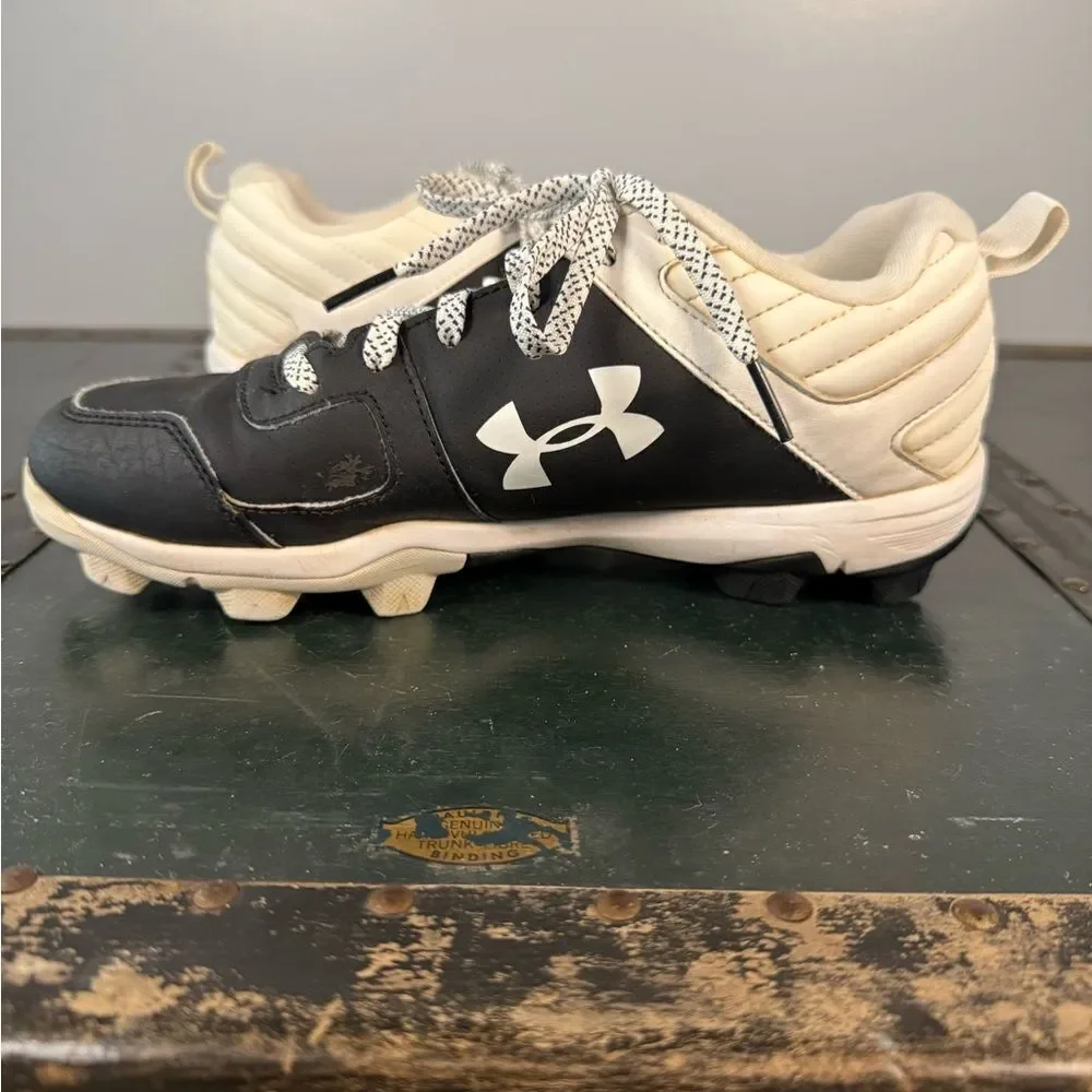 Under Armour Boys Leadoff Low RM 3022072-001 Black Baseball Cleats Shoes Sz 5.5Y